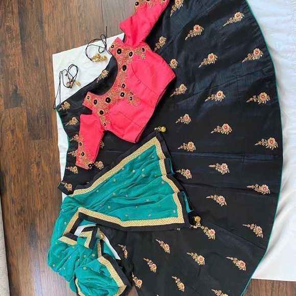 Lehenga Choli - Picture 1 of 8